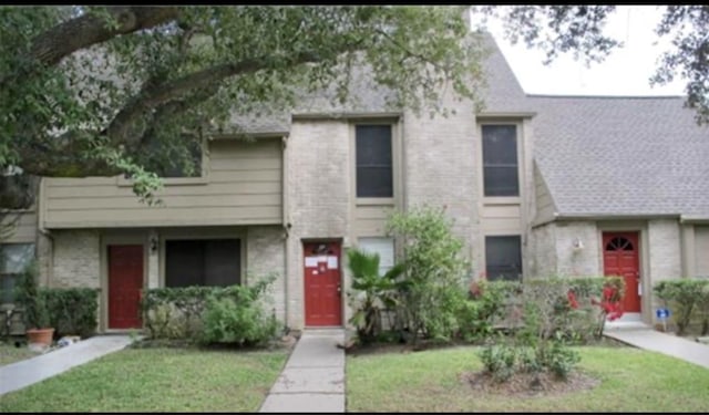 multi unit property featuring a front yard