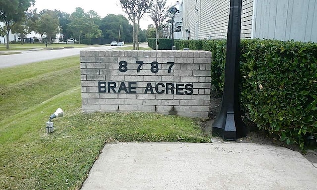 view of community / neighborhood sign