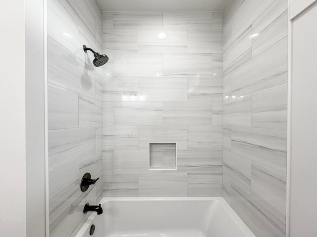 bathroom with tiled shower / bath