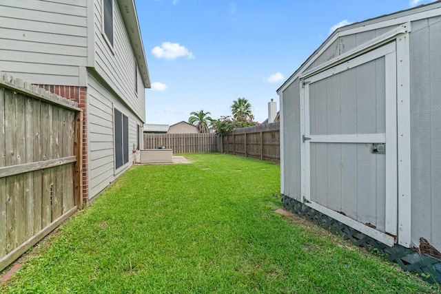 view of yard featuring a storage unit