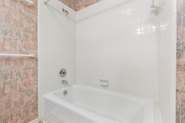 bathroom with tiled shower / bath