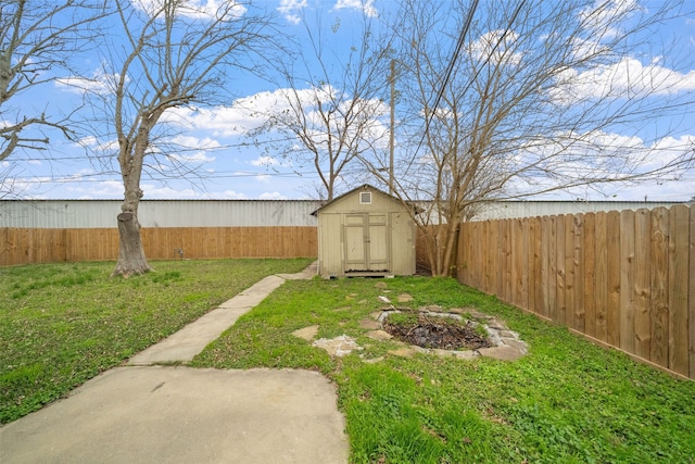 view of yard with a storage shed