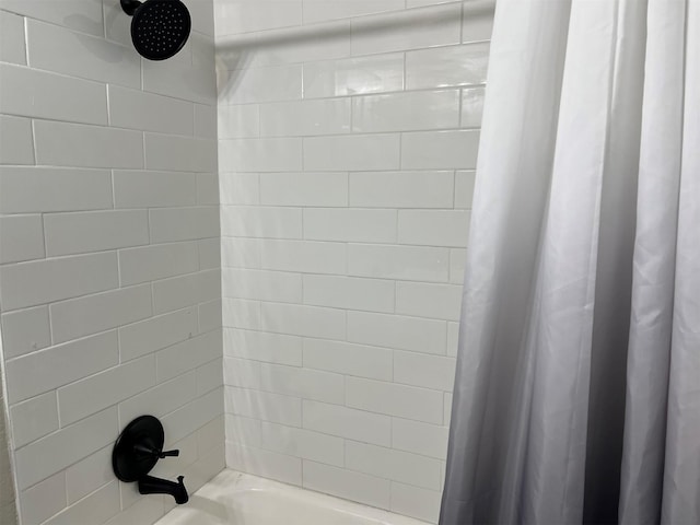 bathroom with shower / bath combo