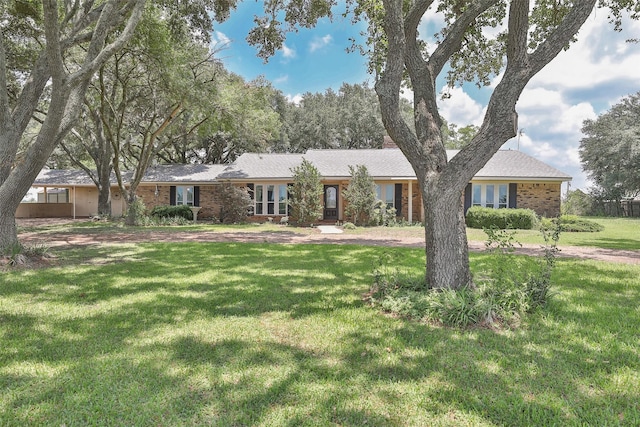 ranch-style home featuring a front yard