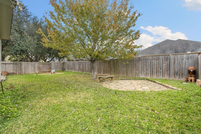 view of yard featuring a patio area