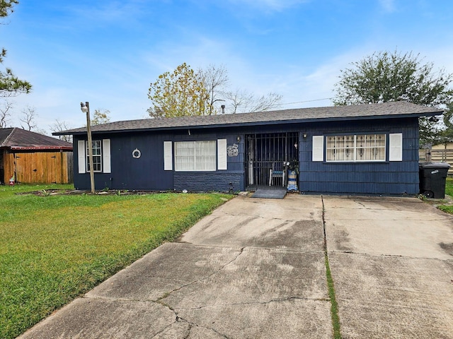 single story home featuring a front lawn