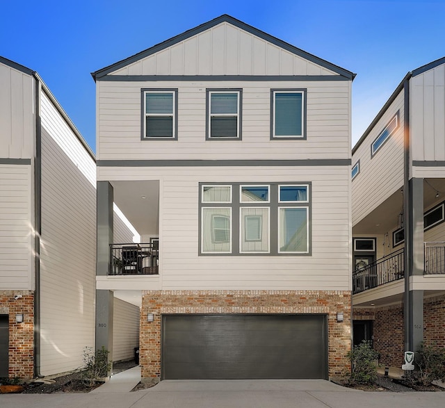 view of front of property featuring a garage