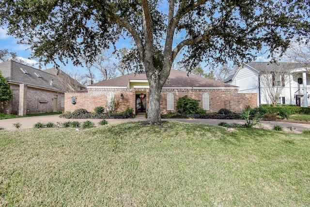 view of front of property featuring a front yard