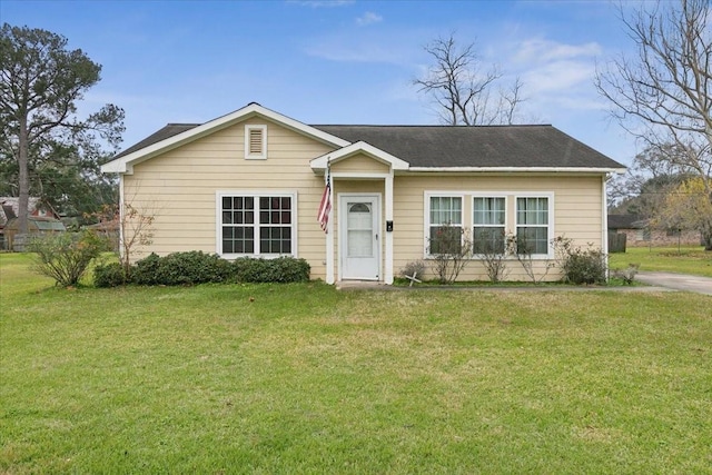 ranch-style house featuring a front lawn