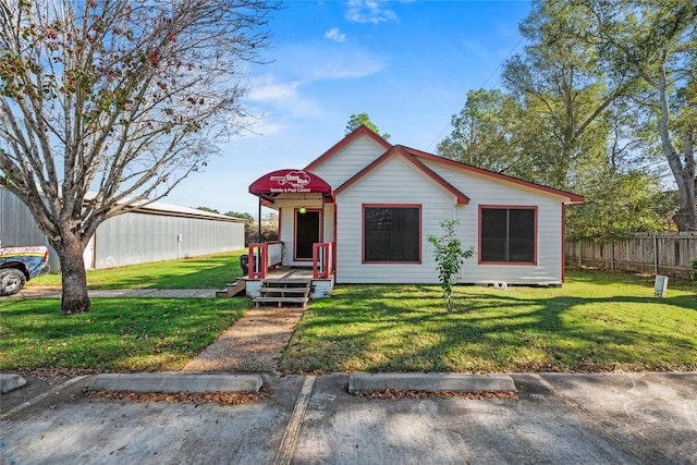 view of front of property featuring a front lawn