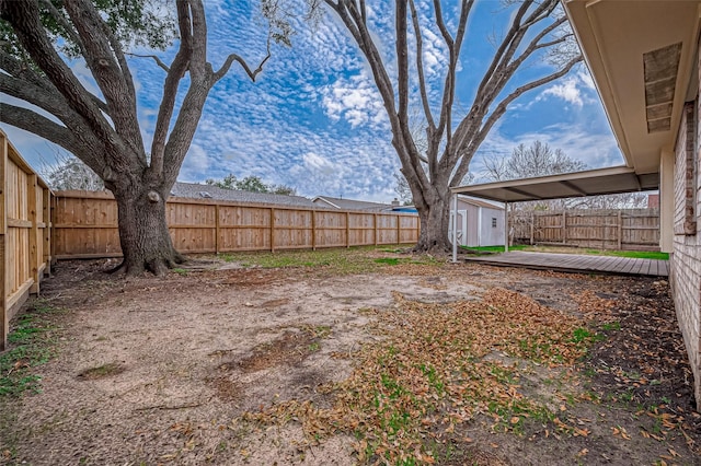 view of yard featuring a storage unit