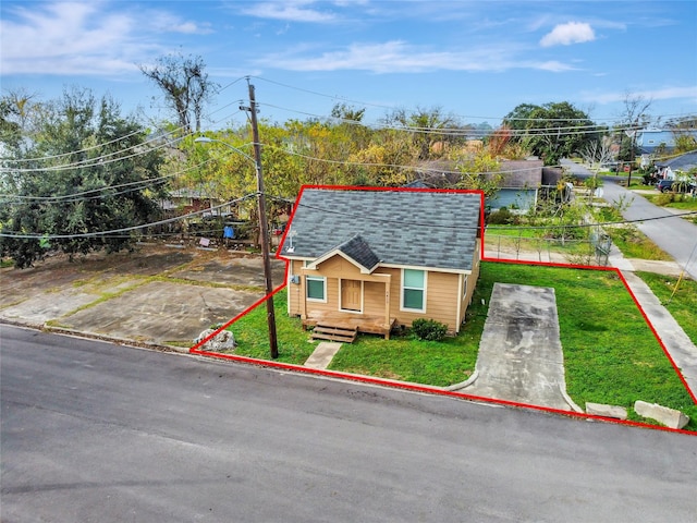 view of front of property featuring a front yard