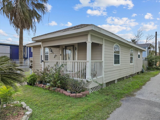 view of front facade with a porch and a front lawn