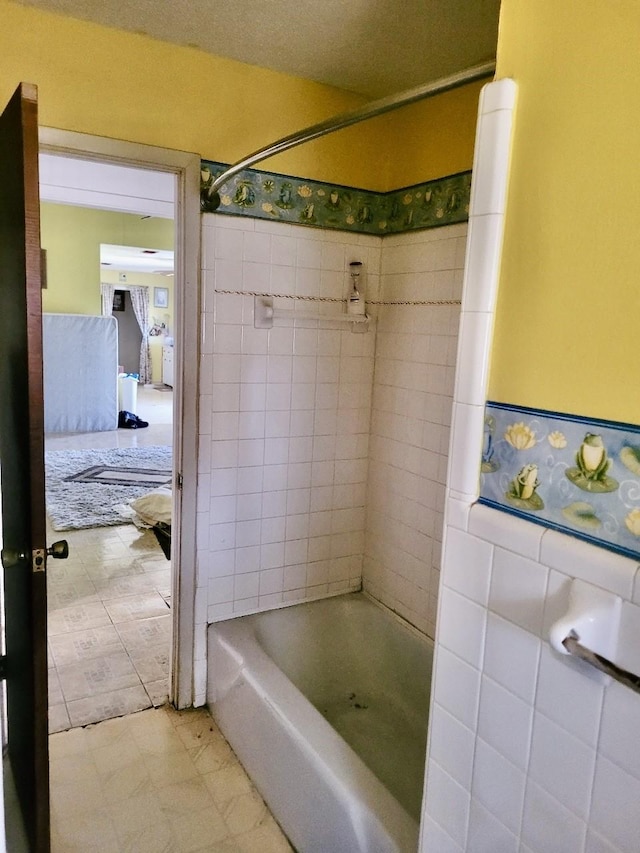 bathroom with tiled shower / bath combo