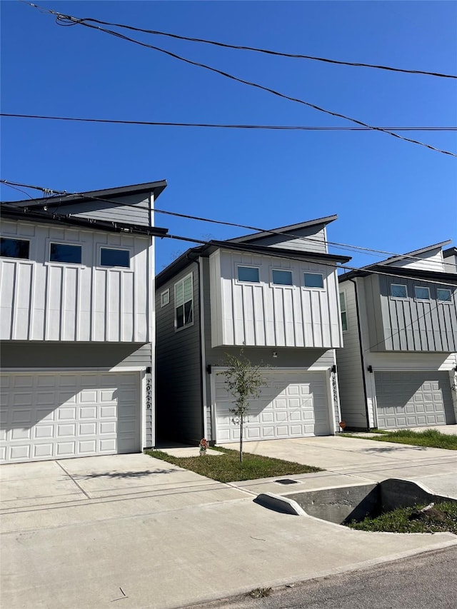 view of front facade featuring a garage