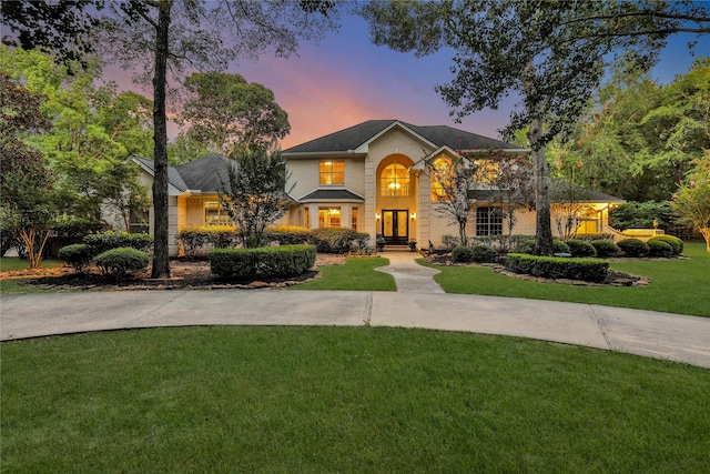 view of front facade featuring a lawn