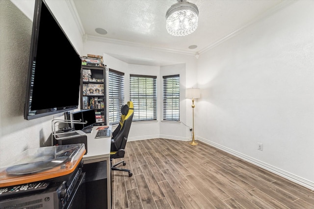 office space with a textured ceiling, hardwood / wood-style flooring, an inviting chandelier, and crown molding