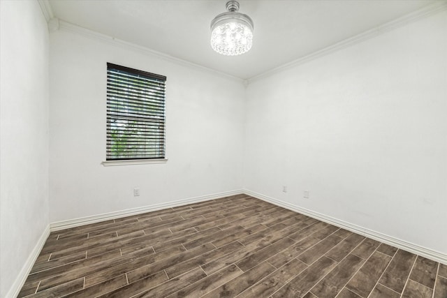 spare room featuring an inviting chandelier and ornamental molding