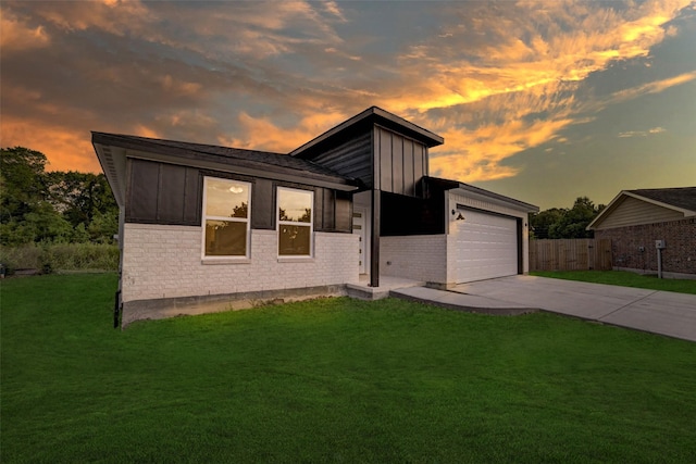 view of front of house featuring a yard and a garage