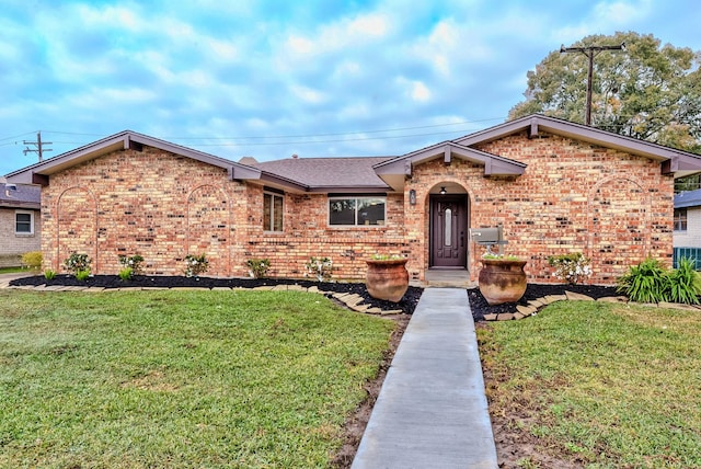 single story home with a front lawn