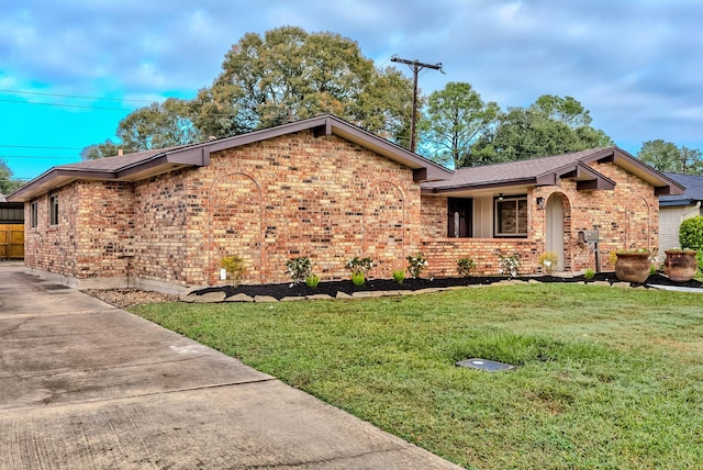 ranch-style house featuring a front yard