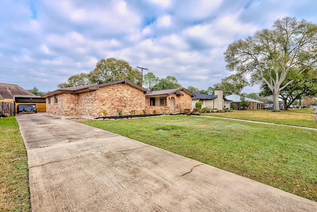 view of front of home featuring a front yard and a carport