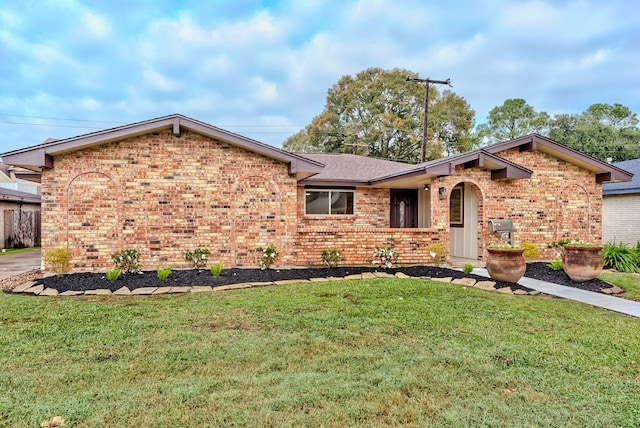 ranch-style house featuring a front lawn