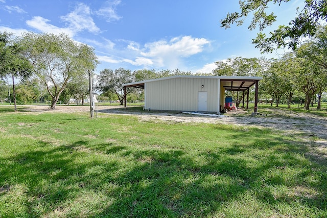 view of yard with an outbuilding