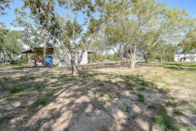 view of yard featuring an outdoor structure