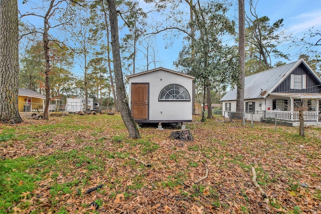 view of yard with a storage shed