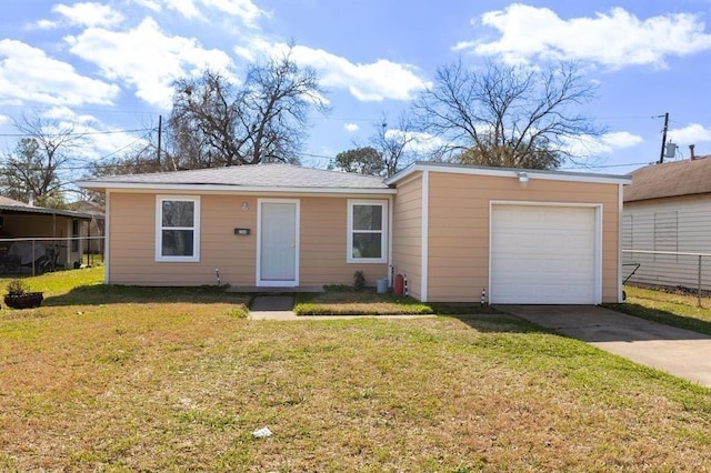 view of front of property featuring a front yard