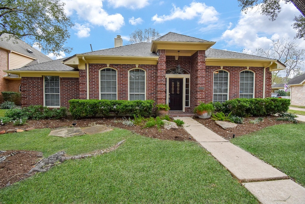 view of front of property with a front yard