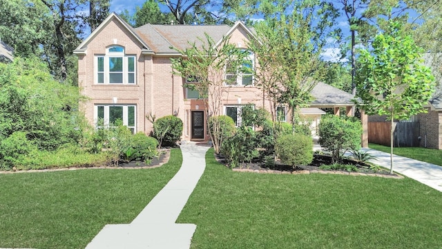 view of front of property featuring a front lawn