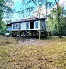 back of house featuring a lawn