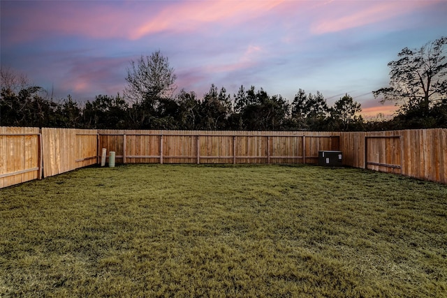 view of yard at dusk