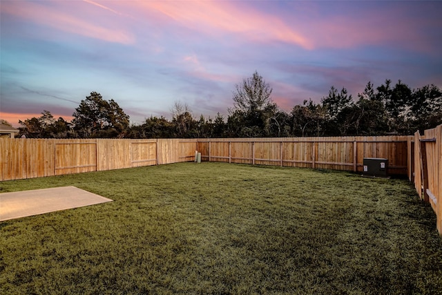 view of yard at dusk