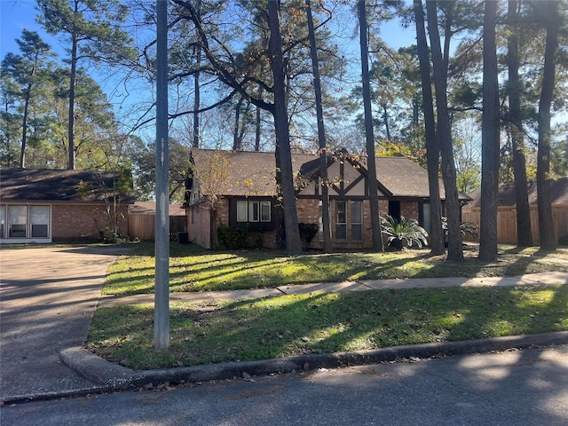 view of front of home featuring a front yard