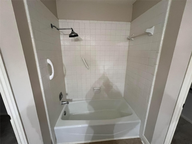 bathroom featuring tiled shower / bath combo