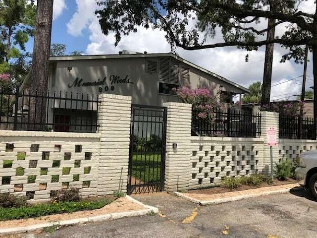 909 Silber Rd Unit 4A, Houston, TX 77024 - exterior space featuring a gate and fence private yard