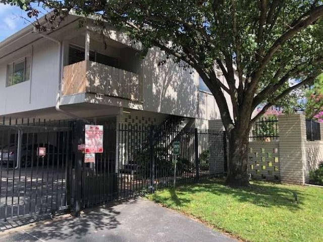 909 Silber Rd Unit 4A, Houston, TX 77024 - view of front of property featuring a gate, a front lawn, and a fenced front yard