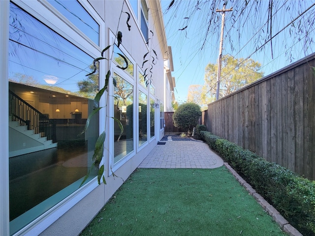 view of yard featuring a patio area