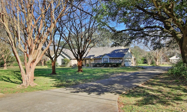 single story home with a front yard