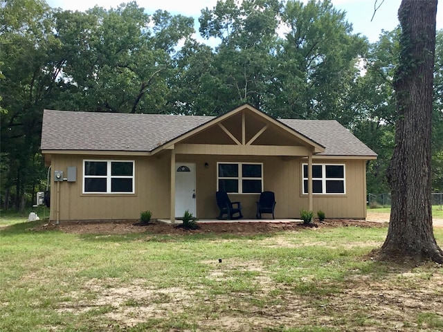 view of front facade with a front lawn