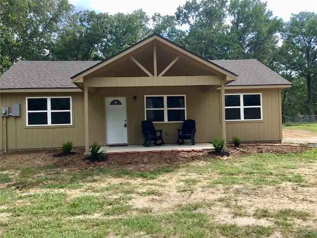 view of front of property with a porch and a front yard