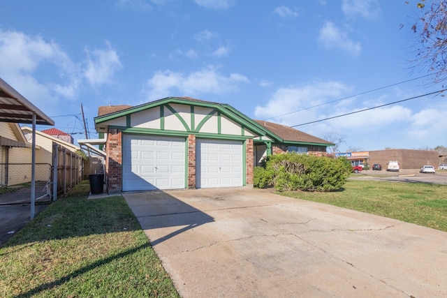 view of front of home featuring a front lawn and a garage