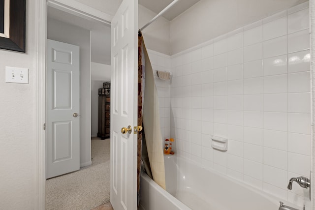 bathroom featuring shower / tub combo