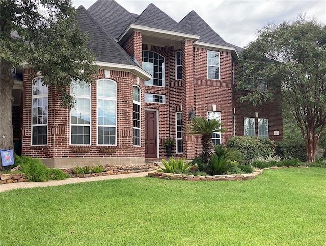 view of front facade featuring a front lawn