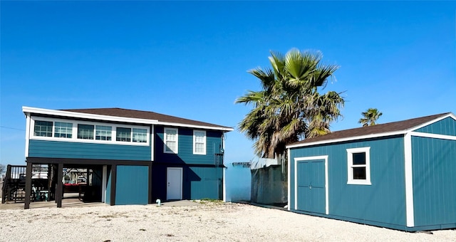 view of front of property featuring a carport