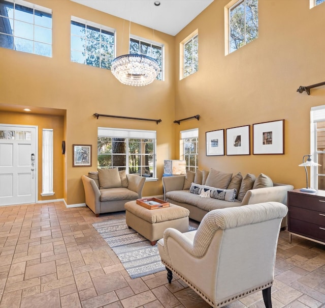 living room with a high ceiling and an inviting chandelier