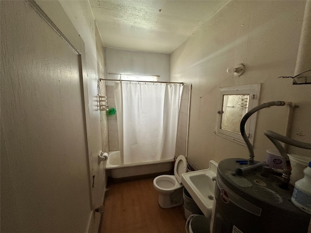 bathroom featuring hardwood / wood-style floors, a textured ceiling, toilet, and shower / bath combo